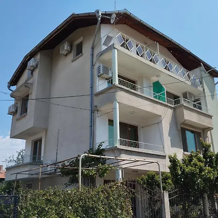 дом попови Pensionat Tjernomorets